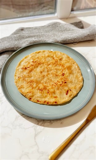 EASY GLUTEN FREE FLATBREAD ✅ Easy to make Comment 'recipe' and I will DM you a link to this recipe. You can also find the recipe on my blog recipesalexarciab.com , just search 'Gluten free flatbread' This gluten free flatbread recipe has saved me on so many busy evenings when I want something warm, satisfying, and still balanced. It’s inspired by Brazilian cheese bread — that chewy, irresistible texture, but simplified into a quick, one-pan version you can whip up in minutes. #cheesebread #flatb