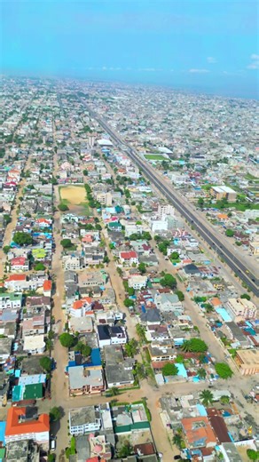 Akpakpa comme vous ne l’avez peut-être jamais vu… Entre modernité, vie quotidienne et beauté urbaine, ce quartier de Cotonou révèle un autre visage vu du ciel. Chaque rue raconte une histoire. Chaque mouvement montre que le Bénin avance. Alors dites-moi en commentaire 👇 C’est bien Akpakpa ou j’exagère ? 🇧🇯 @kirikanta musique 🎵 #Akpakpa #Cotonou #Benin #DroneShot #VueDuCiel