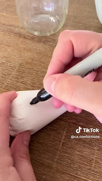 Part 2 of my Royal Icing Consistency Series! Let’s talk about detail or outline consistency — the one that’s similar to toothpaste. You’ll know it’s right when it forms a soft peak that barely holds. Perfect for piping outlines, adding texture, and detailed work on sugar cookies!