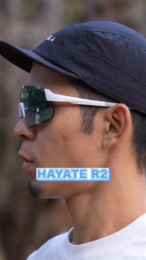 Runtrip｜ランニングのあるライフスタイルを。 on Instagram: "コスパ最強サングラス「ALTALIST」を徹底解説！ ランニング時にサングラスをかけるメリットもあわせてご紹介 ・ALTALIST（アルタリスト） @altalist.jp 2022年にスタートした新興アイウェアブランド。ブランドテーマは、「デザイン性と品質を担保したまま、極限までコストを落とす」 代表の高原さんが女性サイクリスト、ランナーである目線から「アスリートが複数ウェアを所有するように、 アイウェアもその時々のランや気分、ウェアとのコーディネート等によりセレクトできるようという想いが込められている。 【ランナーにおすすめモデル】 ①KAY L1（カイエルワン） 普段使いからスポーツまで兼用できるサングラス。 ラバーで覆われた弾性のあるテンプルは、軽いかけ心地に反して優れたグリップ力を発揮し、顔型に合わせて調整も可能で激しい動きでもズレにくく快適。 価格：¥6,930（税込） ②HAYATE R1（ハヤテ アールワン） ランニングに最適化された軽量フレーム風ハーフフレームモデル 3D楕円球レンズは