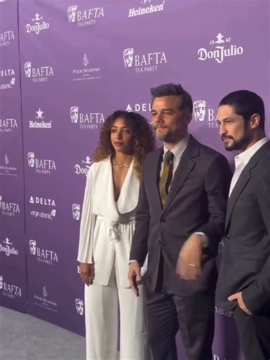 Wagner Moura, Alice Carvalho e Gabriel Leone posam juntos no red carpet do evento pré-BAFTA, que acontece neste sábado, 10. 'O Agente Secreto' está entre os pré-indicados nas categorias de “Melhor Roteiro Original” e “Melhor Filme Internacional” na premiação. 📹: @leonardolacca