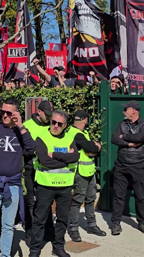I giocatori del #Milan incontrano la #CurvaSudMilano🔴⚫️🔥 #sempremilan