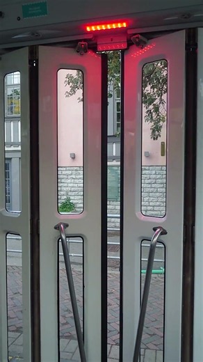 Taillin Trams - doors closing @ Telliskivi
