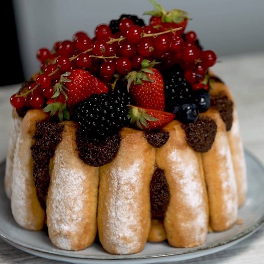 Cette Charlotte aux fruits rouges est un bon alibi pour manger du chocolat 😋 La recette : https://goo.gl/9iJ2Tm | 750g : Recettes de cuisine
