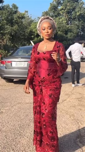 Aso ebi with the vibe 🥰🥰🥰 Turban @babyj_gele Mua @artistry_by_feesah #gele #bride #makeupartist #asoebibella #abujaweddings #abujamakeupartist | BabyJ Empire