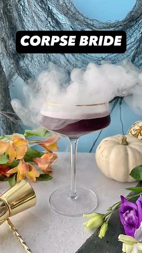 Cóctel 'Corpse Bride', donde cada sorbo es un compromiso con el sabor, ¡es el matrimonio perfecto de gusto y diversión! 💀🥂 👰🏼‍♀️ Corpse Bride 👰🏼‍♀️ Receta: •2oz / 60ml Gin •1oz / 30ml Blue Curacao •1oz / 30ml Jugo de Granada •0.5oz / 15ml Grenadina •Clara de Huevo Agregue el Gin, el Blue Curaçao, el jugo de granada, la granadina y la clara de huevo a una coctelera y Agitar (sin hielo) para combinar y crear una espuma. Agregue hielo y agite nuevamente para enfriar. Colar en un vaso de cupé 