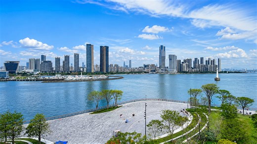 Un espacio público en la azotea conecta vistas al paseo marítimo con arquitectura urbana