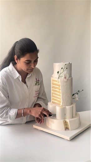 Sugar Sculpt Academy on Instagram: "Wedding Cake Masterclass is an intensive, specialized training program designed for intermediate to professional bakers who want to elevate their craft into the high-stakes world of luxury weddings. Unlike a standard baking class, a masterclass focuses on structural integrity, high-end aesthetics, and the business logistics of the wedding industry. #cakedecorating #cakedesign #cakesofinstagram #baking #cake"