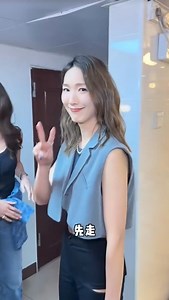 Linda鍾嘉欣 哭了🥹，很感动，因为她的密友 Leanne李亞男、Grace王君馨、Eliza岑麗香 和 Christine苟芸慧 来到化妆间给她惊喜。多么感人的时刻？姐妹情❤️ 十年后，Linda鍾嘉欣 于 2024 年 10 月 8 日在中国广州中山纪念堂举行了个人演唱会. Linda Chung cried & touched because her very close friends Leanne Li, Grace Wong, Eliza Sam, and Christine Kuo came and surprised her in her dress room. What a touching moment? Sisterhood ❤️ After 10 years, Linda held her solo concert at Sun Yat-sen Memorial Hall in Guangzhou, China on 10/8/2024. #TVB #鍾嘉欣 #李亞男 #王君馨 #岑麗香 | Brian Lee