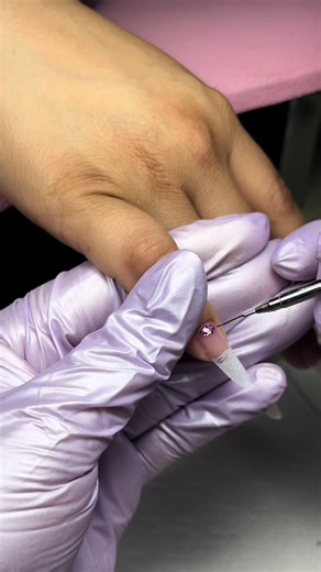 Uñas acrílicas y encapsulado: diseños baby glam y consejos