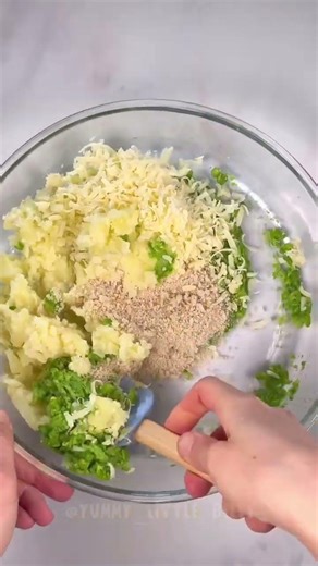 PEAS & POTATO TOTS! Ingredients * 350g (2 1/2 US cups) potatoes, boiled or steamed * 80g (1/2 US