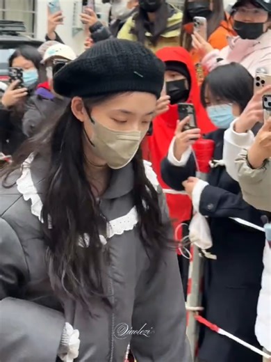 021326 Lin Yun hari ini di lokasi make up untuk syuting Gui Luan. Jadwal make up dia hari ini jam 09.30 - 12.00. #linyun #guiluan