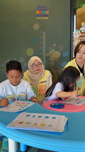 Queen's Academy - Coding on Instagram: "Banyak orang tua merasa sedang “mendidik”, padahal tanpa disadari justru sedang merendahkan atau melukai perasaan anak. Bukan karena jahat. Tapi karena pola lama, emosi sesaat, atau merasa itu hal biasa. Berikut beberapa kebiasaan yang sering dianggap sepele, padahal dampaknya besar: 1️⃣ Mempermalukan anak di depan orang lain Contoh: “Makanya jangan bodoh!” atau membahas kesalahan anak di depan tamu. 👉 Anak belajar merasa malu pada dirinya sendiri, bukan 