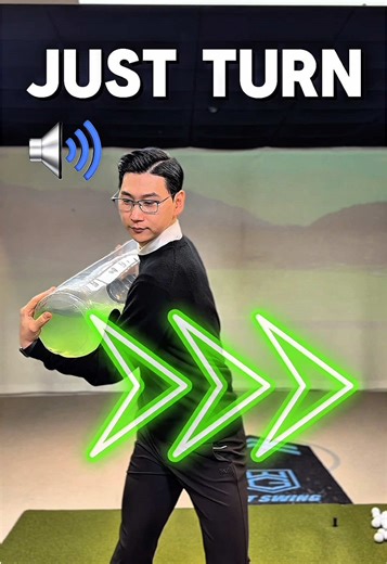 💊 Lesson Summary 💊 물통을 코어의 힘이라고 생각해 보세요 몸의 움직임을 짧고 강하게 사용할수록 클럽 스피드와 파워는 더 강해집니다 몸을 크게 쓰려고 하지 말고 간결하고 단단하게 사용해 보세요 ⸻ Think of the water bottle as your core power Short and strong body motion creates more club speed and power Don’t swing bigger swing more compact and solid ⸻ 把水桶想成你的核心力量 身体动作越短越有力 球杆速度和力量就越强 不要刻意做大动作 用简洁扎实的方式挥杆 ⸻ ウォーターボトルを体幹の力だと思ってください 動きを短く強く使うほど クラブスピードとパワーは高まります 大きく振らず コンパクトに使いましょう . . . #꾸준함이답이다 #btswing #golf #김현우프로