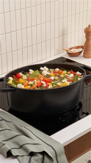 Avant ⏳ : surveiller la cuisson, touiller, rajouter de l’eau, rester en cuisine… Après ✅ : lancer la recette dans la Cocotte Expert, profiter de son temps libre et retrouver un plat mijoté, fondant et parfumé La tranquillité n’a jamais été aussi savoureuse 😋 Retrouvez notre Cook Expert et la Cocotte Expert sur notre site magimix.fr 👀