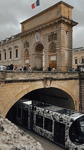 Bienvenue à bord ! 🚃 Ce samedi 20 décembre, la 5e ligne de tramway, reliant la Ville de Clapiers aux Grés de Montpellier en 45 minutes, a été inaugurée. 👉 Ce nouveau parcours traversant Montpellier du nord est au sud ouest permet de desservir des lieux stratégiques de la Métropole : le CNRS et le Zoo de Montpellier - officiel, la Cité Créative, le jardin des plantes, le parc Montcalm… 27 stations désormais reliées par une « feuille de vie », un design imaginé par l’artiste Barthélemy Toguo. 🍃