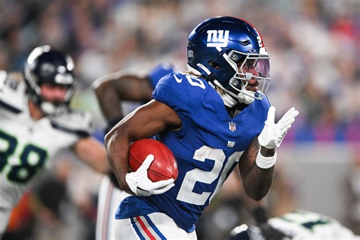 "Better than snakequan": Giants fans erupt as Eric Gray gives NY back to back TDs