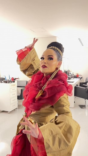 Te presentamos el espectacular proceso del outfit que Lola Cortés presentó en el inicio de #LaAcademia #TeCambiaLaVida 🥰🎙️🟠 | La Academia