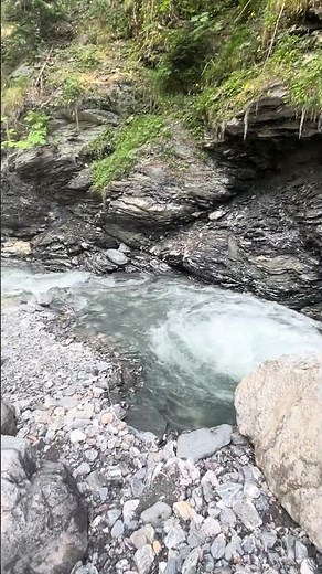 Río de montaña en Bardonecchia , Italia #mountains