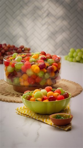 16K views · 279 reactions | Las Uvas frescas y jugosas de California son un complemento fácil y delicioso para cualquier ensalada de frutas, ya que aportan un estallido de sabor y un toque de color vibrante. Aquí, las uvas combinan muy bien con melones frescos y menta para crear una ensalada de frutas tan agradable a la vista como al paladar. | Grapes From California | Facebook