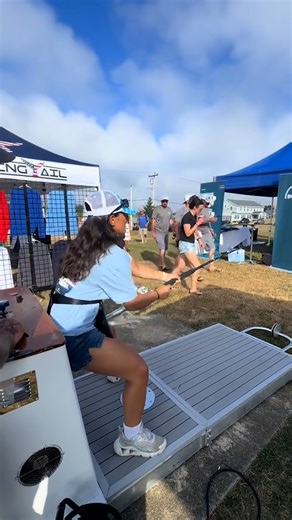 She gave the tuna fishing simulator her best shot 🎣😲 #fishing #simulator #tuna | UNILAD Tech