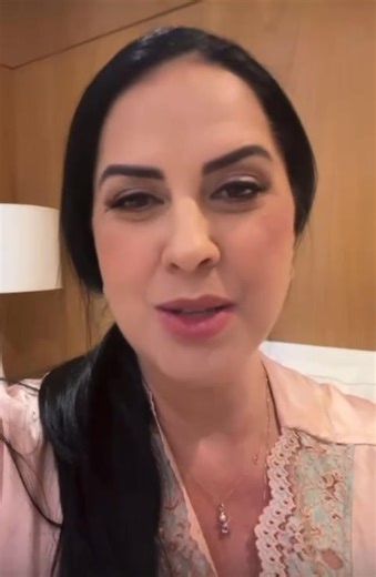 550K views · 16K reactions | Graciele Lacerda, esposa de Zezé di Carmago, contou como tem sido após o nascimento da filha do casal, Clara. A pequena chegou ao mundo antes do previsto, na última quarta-feira (25). A previsão inicial era de que ela nascesse entre 4 e 12 de janeiro. “Só posso dizer uma coisa para vocês: eu estou sonhando acordada”, disse. Graciele ainda falou que ela deve voltar para casa amanhã. (: @gracielelacerdaoficial) | Hugo Gloss | Facebook