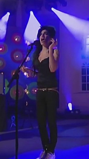 Amy Winehouse 'Tears Dry On Their Own' Live Performance 2006