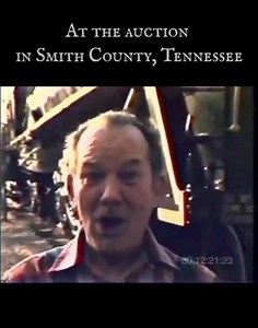 Mouth Music (1981) Mouth Music demonstrates the distinctive modes of the human voice, the most influential of all musical instruments, takes on in southern folk music and folk culture. These modes can span traditional a cappella performance styles as well as unique expressive vocal forms that have evolved as part of daily life, work, and play: hollerin’, jump-rope rhymes, “eephing,” nonsense songs, auctioneering, drill sergeant’s patter and others. Link in bio. #folk #folkstreams #dimestoreradio