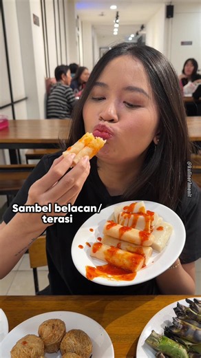 . OTAK OTAK ASE . ASLI DIBAWA LANGSUNG DARI PANGKALPINANG! . Legendnya pangkal pinang nihh @otakotakase, ternyata mereka udh buka di Jakarta guys! Terkenal sama otak2 dan pempeknya, yg pastinya ini khas bangka yaah, 100% ikan temggiri dan udah halal MUI. Pas nyobain parah sihhh enak bgt! berdaging ikan banget, dan mimin juga suka yg udang, beneran 100% udang. Sambel2nya sihh yg juara, pedes seger, apalagi kali diracik2 sendiri, lebih mantep, cusss cobain!😍😍 . 🔎 @Otak Otak Ase Jl. Batu Tulis R