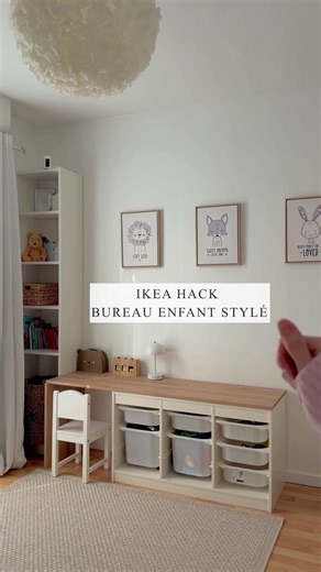 IKEA hack Bureau enfants stylé petit prix ! J’adore le meuble de rangement IKEA TROFAST pour les chambres d’enfants, je le trouve vraiment idéal pour organiser les jouets des tout-petits. 🧸 . Je voulais apporter plus de chaleur à ce petit coin tout en gardant un meuble pratique. L’idée : Ajouter une simple planche en bois pour créer un petit espace bureau en plus ! . Rien de compliqué : une planche de chez Leroy Merlin, découpée directement en magasin aux dimensions du meuble. . Le résultat : •