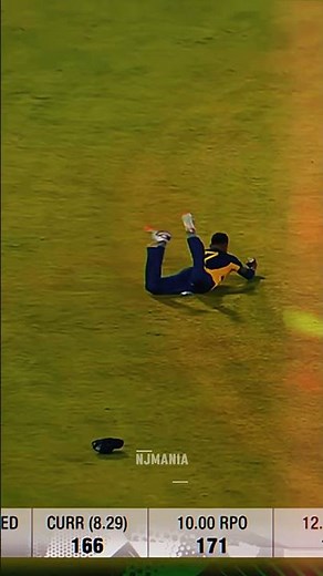 BRILLIANT Running Catch by Dasun Shanaka | Raza Dismissed #cricketshorts #shortreels #ytshorts