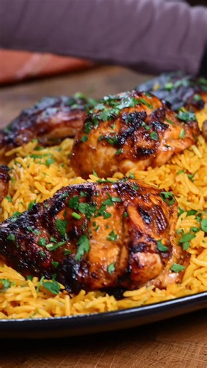 خلطة واحدة للدجاج والأرز والصوص.. عشاء كامل ولذيذ طريقة عمل دجاج بالفرن مع أرز بسمتي وصوص حار، وكل الوصفة تبدأ من خلطة واحدة. سهلة، لذيذة، وتستاهل الحفظ والتجربة. تابعونا لو تحبون وصفات عشاء سهلة وأفكار جديدة تخلي الطبخ أبسط وألذ. المقادير الدجاج والتتبيلة: ١ حبة طماطم (١٠٠ جم) ١ فلفل رومي أحمر (١٠٠ جم) ½ حبة بصل (٨٠ جم) ٢٥ جم ثوم ٢ ملعقة كبيرة معجون طماطم (٤٠ جم) ¼ كوب ماء (٦٠ مل) فلفل حار حسب الرغبة ١٠ جم أوريجانو طازج أو مجفف بابريكا مدخنة، كمون، ملح، فلفل أسود ٣ ملاعق كبيرة عصير ليمون (٤٥ مل