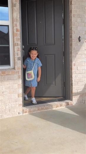 Who knew choosing the right crochet purse could be so much fun? So many sweet, fun options to complete her look! 💖👜 Every girl needs a purse collection & these four are featured in the following crochet patterns: 🦉Owl Pattern Collection 🐔 Little Chick Bag Pattern 🎅🏻 Santa Pattern Collection ☀️ Sunburst Pattern Collection Patterns linked in the comments👇 and can be found at ohmeohmycrochet.etsy.com ❤️ #crochet #crochetpurse #crochetbag #crochetpattern #chickenpurse #santapurse #owlpurse #c