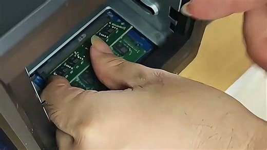 群晖DSM系统让家庭影音库传输快如飞，多盘位设计轻松扩展容量，满足4K影片存储与远程访问需求，实用又省心。