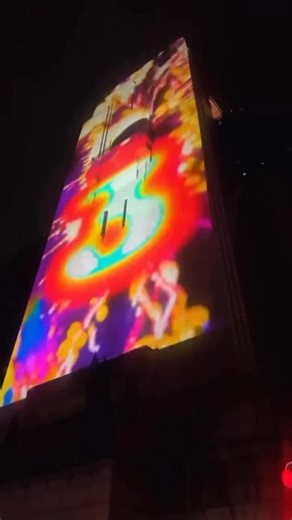 کشورهای مختلف جهان در حال آغاز سال نو میلادی ۲۰۲۶ هستند و #نیوزیلند و استرالیا با برگزاری آتش‌بازی در #اوکلند و سیدنی تحویل سال نو را جشن گرفتند. یکی از مخاطبان بی‌بی‌سی تصاویری فرستاده از پای پل بندگاه سیدنی که از نمادهای اصلی این کشور و محل برگزاری هر ساله آتش‌بازی سال نو در سیدنی است.‬ ‫ ‬ ‫در #استرالیا، پیش از آغاز آتش‌بازی، یک دقیقه سکوت در سراسر بندر #سیدنی برای گرامیداشت قربانیان حمله مرگبار ماه گذشته در ساحل باندای برقرار شد که به کشته شدن ۱۵ نفر انجامید.‬ ‫ ‬ ‫همزمان با برگزاری جشن‌های 