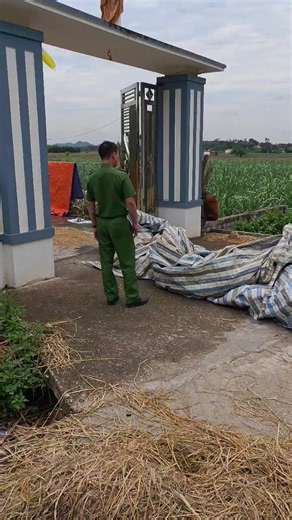 Rất nhiều bài học về cái việc phơi rơm, phơi lúa ngoài đường cản trở giao thông rồi, cũng rất thấu hiểu về sự vất vả của bà con làm nông, nhưng luật pháp đã quy định thì chúng ta hãy chấp hành ạ. Cảm ơn bác chủ nhà đã phối hợp xử lý sau khi nhắc nhở