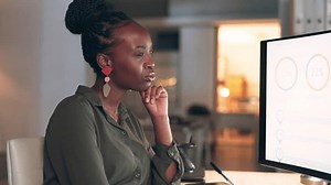 Graphiques informatiques, pensée et femme noire : vidéo de stock (100 % libre de droit) 1101191715 | Shutterstock