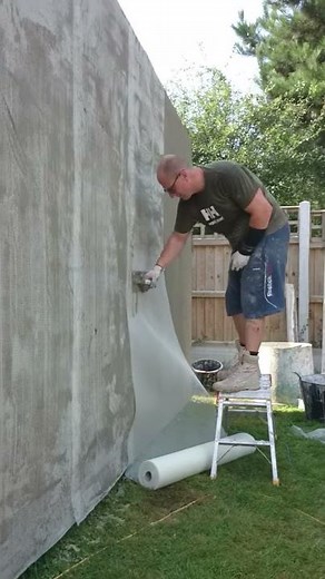 Application of mesh to thin coat render system
