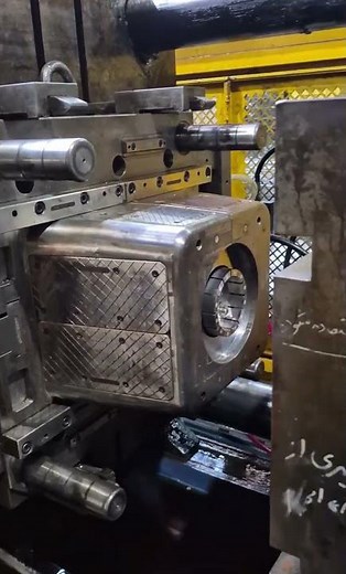 Three-plate plastic injection mold movement mechanism with hydraulic slider and latch lock