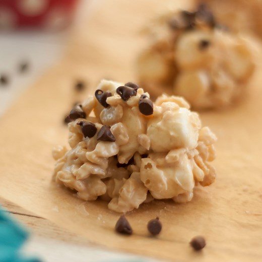 NO-BAKE AVALANCHE COOKIES - you only need 5 ingredients & 10 minutes to make this ultimate easy recipe. Believe the hype – these are fabulous! RECIPE: http://wishesndishes.com/no-bake-avalanche-cookies/ | Wishes and Dishes