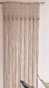 9.1K views · 32 reactions | Tutorial Cortina de macramé: Compralo de forma individual en mi tienda, lo encontrás como “Tutorial cortina de macramé” 甆O comprá el acceso al Baúl de Tutoriales de macramé y disfruta de este tutorial junto con 95 proyectos mas de macramé Todo está en mi tienda online, link en @laquintaencasa Nos vemos tejiendo 珞 #macrame #macramediy #cortinamacrame | La Quinta en Casa | Facebook