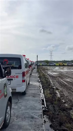 INFO JOGJAKARTA DAN SEKITAR on Instagram: "Ratusan ambulans dari berbagai lembaga memadati kawasan Kopi Jalatundo, Wates, Minggu (14/12), untuk mengikuti Pelatihan Penanggulangan Penderita Gawat Darurat (PPGD) dan simulasi penanganan kecelakaan lalu lintas. Kegiatan yang dimulai sekitar pukul 15.22 WIB ini bertujuan meningkatkan kesiapsiagaan tenaga medis dan relawan dalam penanganan darurat, meliputi triase, stabilisasi korban, dan evakuasi medis. Source: TikTok/merapiuncover"