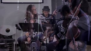 "Amazing" es una Power ballad interpretada por la banda Americana de Rock estadounidense Aerosmith. Fue escrita por el cantante Steven Tyler y por el durante mucho tiempo amigo y colaborador de la banda, Richie Supa. Se alcanzó el # 24 en el Billboard Hot 100 en el día de Año Nuevo, 1994. | Videos Musicales Solo En Hd