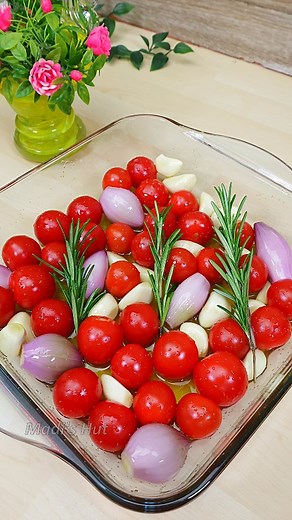 Tomato & Garlic Spaghetti! 🇺🇲 Ingredients: - 400 g cherry vine tomatoes - 60 g garlic - 80 g shallot - organic olive oil - sea salt - fresh rosemary (cook on 180°C / 15-20 minutes) - 500 g spaghetti (original italian spaghetti) (cook for 11-13 minutes) - 200 g cooking cream - 120 g parmesan cheese - 100 ml pasta water - chili flakes Tomaten-Knoblauch-Spaghetti! 🇩🇪 Zutaten: - 400 g Kirsch-Strauchtomaten - 60 g Knoblauch - 80 g Schalotte - Bio-Olivenöl - Meersalz - frischer Rosmarin (bei 180°C