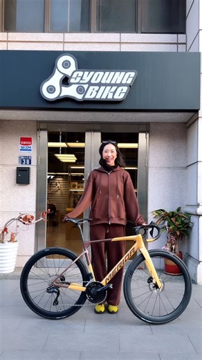 Cindy Chiu on Instagram: "各位！隆重歡迎我的新夥伴🎉 布丁狗狗🍮 車架是 @meridatw SCULTURA9000 CF5碳纖維車架 配色這次是我自己配的全台只有一台的布丁色🍮 One and the only 🔥 🔹把手 @vision_tech_asia 5D EVO 寬38cm 長8cm 🔹坐墊 @klight_sport_marketing SLR Boost Lady TI316 SuperFlow（207g） 🔹輪組 @vision_tech_asia SC 45 SL 全能型45mm 空力輪組 （前後輪實秤總重大約1470g） 🔹變速：Shimano 105 R7100 12s 🔹功率大盤 @fsa_asia 齒比50/34 |腿長165mm 🔹踏板 @klight_sport_marketing Wahoo SPEEDPLAY ZERO Pedals 感謝 @syoungbike_zhubei 協助完成這次的專業組裝❤️‍🔥 幸運組車當天天氣超好 金黃色夕陽搭配布丁色金光閃閃超美✨ 組完都想把它逛在家牆壁上當藝術品了�