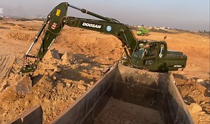 韩国斗山Dx210W轮式挖掘机工作_哔哩哔哩_bilibili