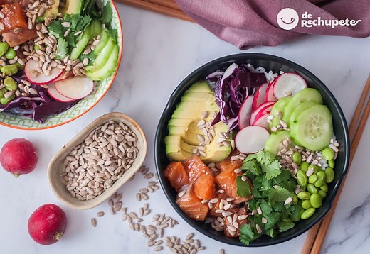 Poke bowl de salmón. Receta de arroz fácil y saludable - De Rechupete