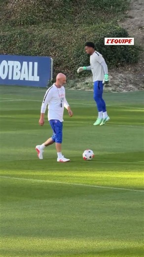 🇫🇷🧤Fabien Barthez fait lui aussi son premier entraînement avec les gardiens des Bleus ! #shorts