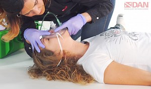 21 reactions · 21 shares | Impara > Pratica > Salva vite! Il corso "DAN Oxygen First Aid for Scuba Diving Injuries" prepara subacquei e non subacquei (es. chi guida le imbarcazioni) a riconoscere gli infortuni sub e a fornire l'aiuto necessario in caso d'emergenza. - Visita www.daneurope.org/ofa - #dantraining #firstaid #oxygen #divingsafety | DAN Europe - Italia | Facebook