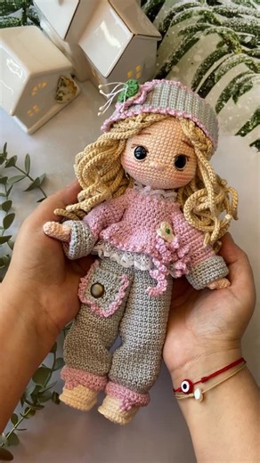 Kezban Eren on Instagram: "Merhabalar Susie bebek yeni renk kıyafeti ile karşınızda☺️ Bu renklerlede güzel olmamışmı ama. Müşterimin isteği üzerine bu şekilde yaptım. Sipariş almıyorum kıramadığım bir arkadaşım olduğu için ördüm. Susie bebek desenine profilimdeki linklerden ulaşabilirsiniz. Keyifli örmeler🧶 #amigurumilove #amigurumi #amigurumiaddict #crochet #amigurumidoll"